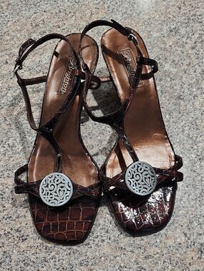 Vintage Brighton Kiana Croc‑Embossed T‑Strap Sandals Silver Medallion Size 10